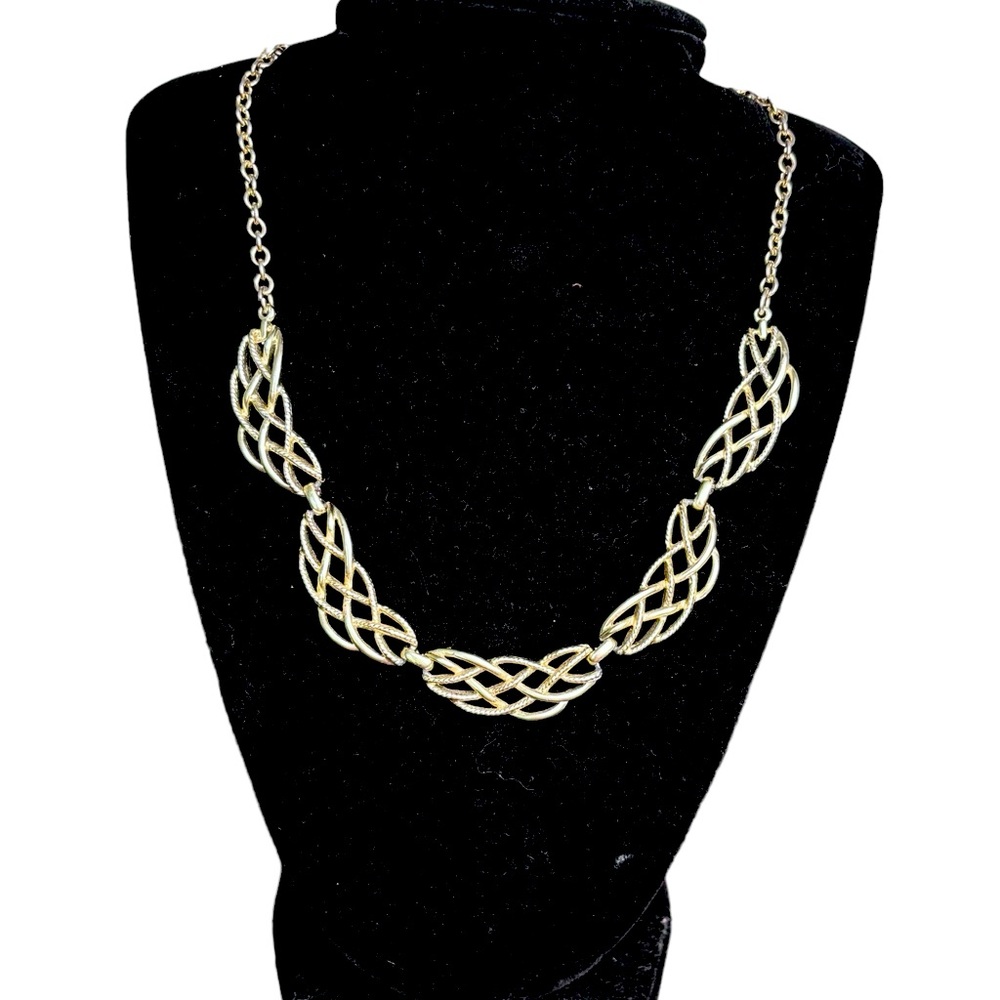 Vintage silver tone necklace. I’m excellent used condition.‎